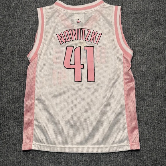 Vintage Dallas Mavericks Jersey Pink Youth Sz M Dirk Nowitzki #41‎ Jersey Reebok - Picture 1 of 6
